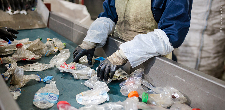 La Eurocámara respalda reducir en un 20% los envases de plástico en 2040 y prohibir la venta de bolsas ligeras