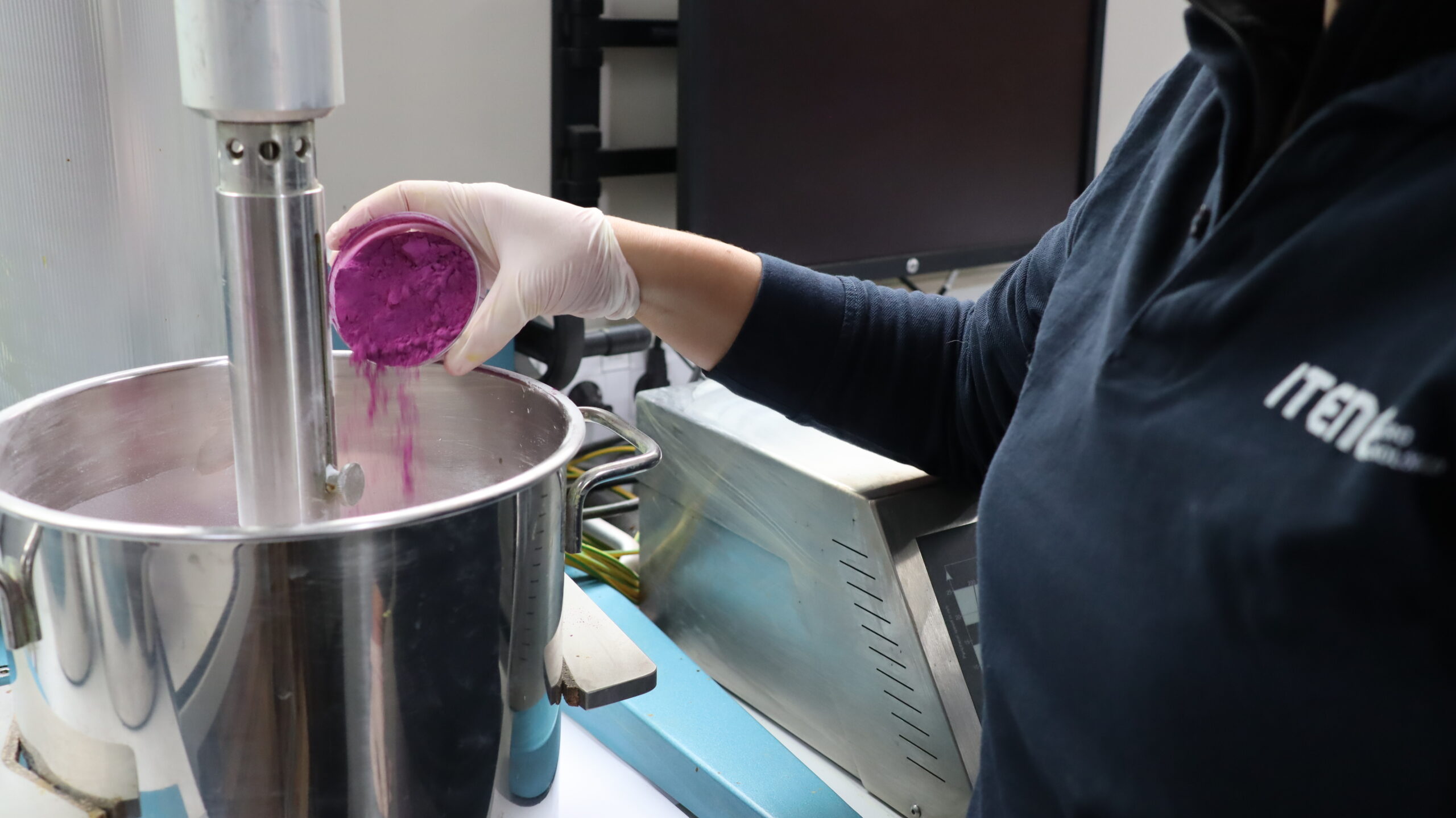 Proceso realizado en ITENE para la obtención de una tinta magenta biobasada. Foto: ITENE.